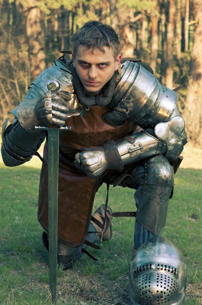 kılıç tutan bir ormanda knight