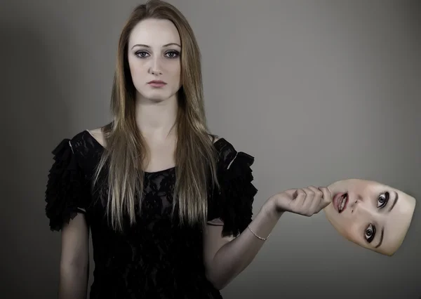 bir maske çekici genç bir kadın