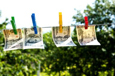 Kağıt dolar ipe kurutma