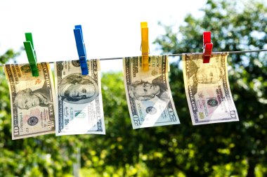 Kağıt dolar ipe kurutma