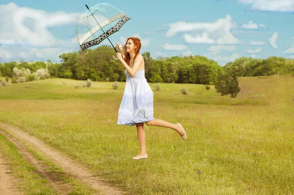 Kız zemin üzerinde uçan şemsiye ile levitating. — Stok fotoğraf