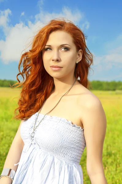 자연 배경 위에 젊은 빨강 머리 여자 — 스톡 사진