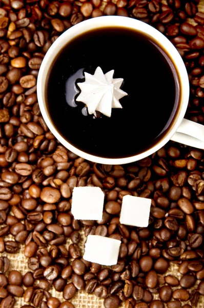 Cup of coffee with refined sugar and coffee beans. — Stock Photo, Image