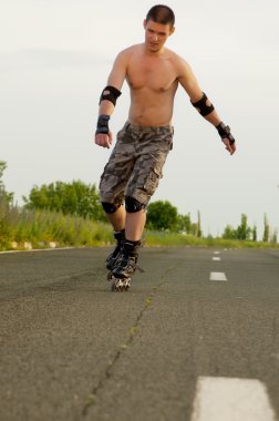 Yaz aylarında inline paten genç erkekle