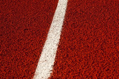 Kırmızı koşu parkuru kauçuk kapak