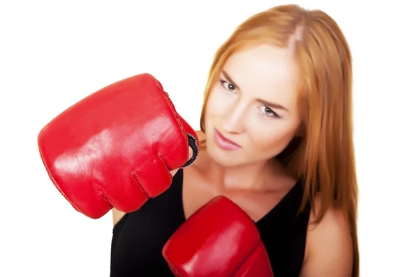 Красивая женщина в красных боксерских перчатках — стоковое фото