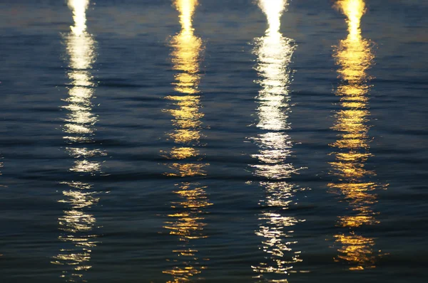 Schönes Licht reflektiert das Wasser — Stockfoto