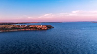 Gün batımında Ajiyak Burnu 'ndan. Gün batımında yaz denizi. Rybakowka, Ukrayna
