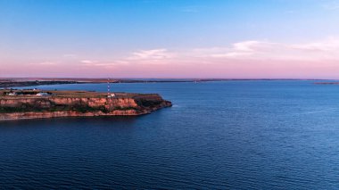 Gün batımında Ajiyak Burnu 'ndan. Gün batımında yaz denizi. Rybakowka, Ukrayna