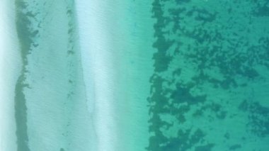 Su yüzeyi dokusu. Hareket temiz dalgalanmalar ve el sallama. Üst görünüm deniz kenarı, güneş ışığı su arka planı. Su arkaplanı