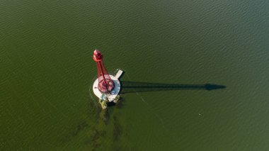 Stanislav-Adzhigol deniz feneri manzarada suyla birlikte. Deniz fenerinin gölgesi. Ukrayna.