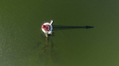 Stanislav-Adzhigol deniz feneri manzarada suyla birlikte. Deniz fenerinin gölgesi. Ukrayna.