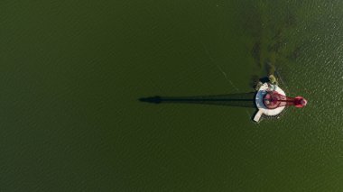 Stanislav-Adzhigol deniz feneri manzarada suyla birlikte. Deniz fenerinin gölgesi. Ukrayna.