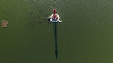 Stanislav-Adzhigol deniz feneri manzarada suyla birlikte. Deniz fenerinin gölgesi. Ukrayna.