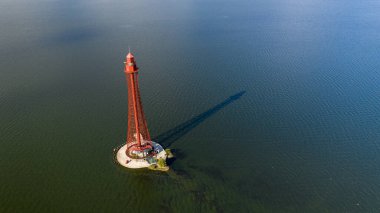Stanislav-Adzhigol deniz feneri manzarada suyla birlikte. Deniz fenerinin gölgesi. Ukrayna.