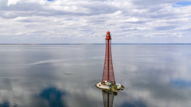 Stanislav-Adzhigol deniz feneri manzarada mavi gökyüzünde bulutlu suyla. Ukrayna.