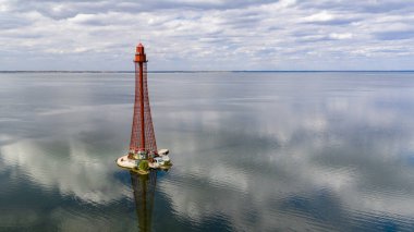 Stanislav-Adzhigol deniz feneri manzarada mavi gökyüzünde bulutlu suyla. Ukrayna.