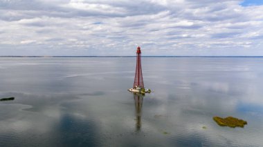 Stanislav-Adzhigol deniz feneri manzarada mavi gökyüzünde bulutlu suyla. Ukrayna.