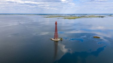 Stanislav-Adzhigol deniz feneri manzarada mavi gökyüzünde bulutlu suyla. Ukrayna.