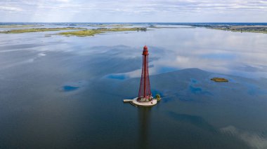 Stanislav-Adzhigol deniz feneri manzarada mavi gökyüzünde bulutlu suyla. Ukrayna.