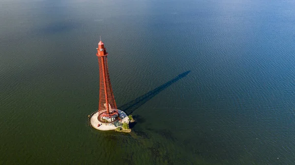 Stanislav-Adzhigol deniz feneri manzarada suyla birlikte. Deniz fenerinin gölgesi. Ukrayna.