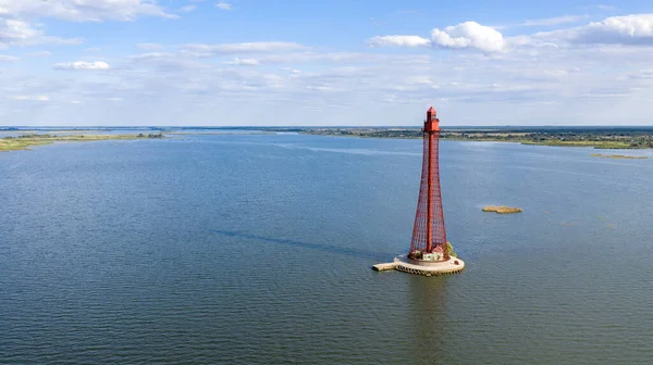 Stanislav-Adzhigol deniz feneri manzarada mavi gökyüzünde bulutlu suyla. Ukrayna.