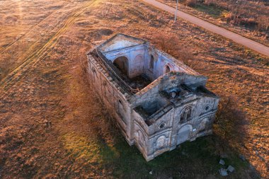 Katolik Katedrali 'nin yıkılan binası. Üzücü bir manzara. Kültürel anıt