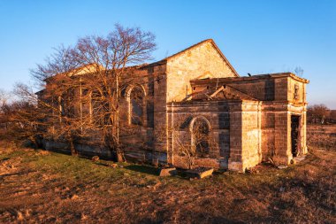 Katolik Katedrali 'nin yıkılan binası. Üzücü bir manzara. Kültürel anıt