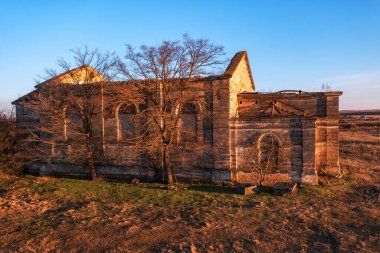 Katolik Katedrali 'nin yıkılan binası. Üzücü bir manzara. Kültürel anıt