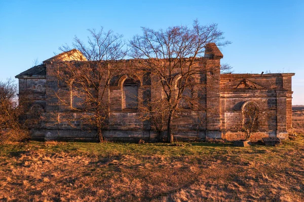 Katolik Katedrali 'nin yıkılan binası. Üzücü bir manzara. Kültürel anıt