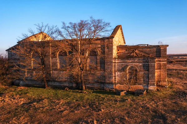 Katolik Katedrali 'nin yıkılan binası. Üzücü bir manzara. Kültürel anıt