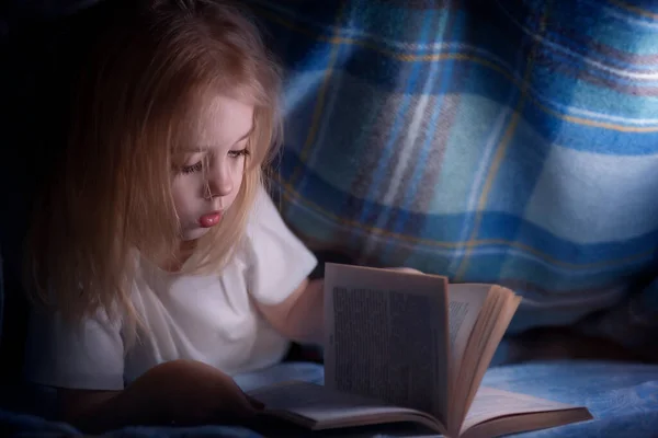 Çocuk Yorganın Altında Kitap Okuyor Sihirli Dünyaya Dalmak — Stok fotoğraf