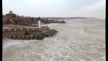 Güçlü rüzgar. Büyük dalgalar. Deniz feneri. Denizde soğuk kış