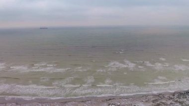 Güçlü rüzgar. Büyük dalgalar. Deniz feneri. Denizde soğuk kış