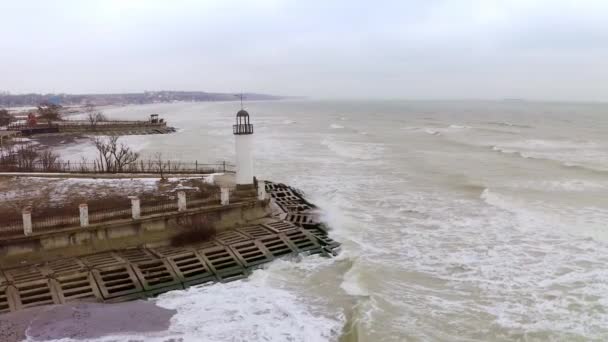 Δυνατός Άνεμος Μεγάλα Κύματα Φάρος Κρύο Χειμώνα Στη Θάλασσα — Αρχείο Βίντεο