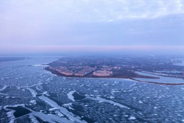 Alandaki tarihi kuvvetler. Nikolaev şehrinin savunma sisteminin kalıntıları. Kış nehrinin üzerinden uçmak