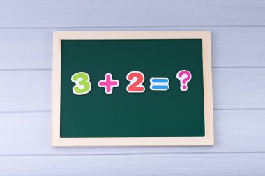 Manyetik numaraları olan okul yönetim kurulu. Örnekler çözülüyor. Çocuklar için Matematik