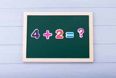 Manyetik numaraları olan okul yönetim kurulu. Örnekler çözülüyor. Çocuklar için Matematik