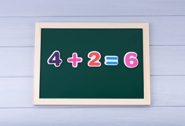 Manyetik numaraları olan okul yönetim kurulu. Örnekler çözülüyor. Çocuklar için Matematik