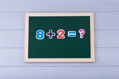 Manyetik numaraları olan okul yönetim kurulu. Örnekler çözülüyor. Çocuklar için Matematik
