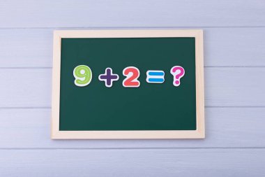Manyetik numaraları olan okul yönetim kurulu. Örnekler çözülüyor. Çocuklar için Matematik