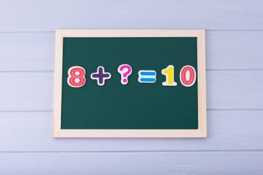Manyetik numaraları olan okul yönetim kurulu. Örnekler çözülüyor. Çocuklar için Matematik