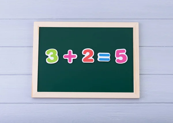 Schoolbord Met Magnetische Nummers Voorbeelden Oplossen Wiskunde Voor Kinderen — Stockfoto