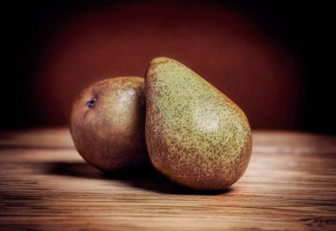 Durgun hayat. Tabaktaki sulu armutlar. Masadaki kır çiçekleri