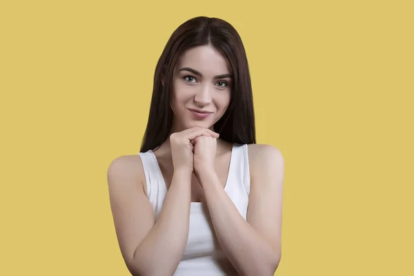 Portrét Atraktivní Koketní Roztomilé Veselá Dívka Bílém Top Izolované Žlutém — Stock fotografie