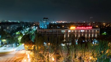 Nikolaev, Ukrayna - 13.11.2020: Rus bombaları Ukrayna 'yı yerle bir etmeden önce şehir merkezindeki otel' Nikolaev 'in fotoğrafı.