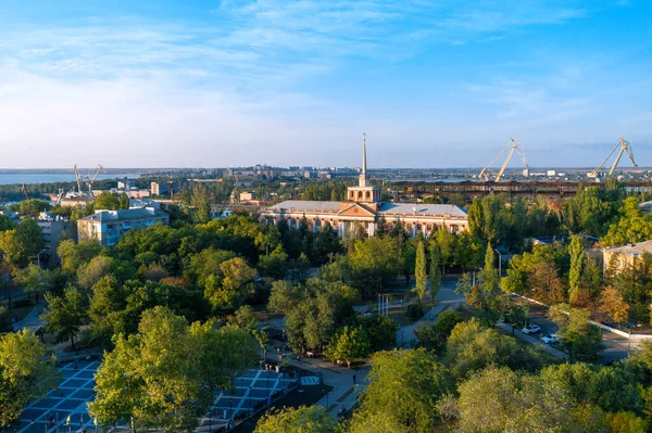 Şehir mimarisi. Ukrayna. Nikolaev: 10/25/2020. Gemi inşa şehri. Ukrayna 'daki savaştan önce.