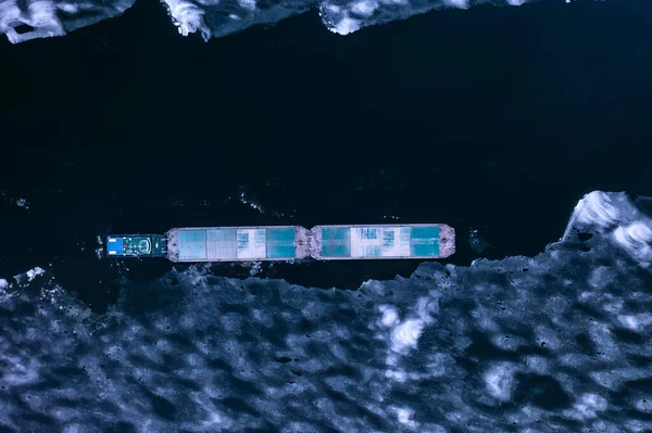 Una Nave Container Muove Lungo Fiume Ghiacciato Concetto Trasporto Merci — Foto Stock