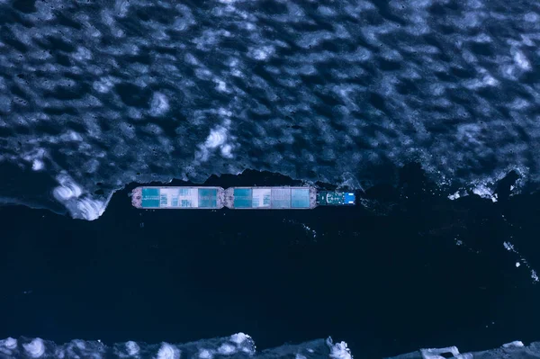 Donmuş Bir Nehir Boyunca Ilerleyen Bir Kargo Gemisi Nakliye Konsepti — Stok fotoğraf