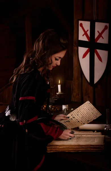 Fantastica Donna Medievale Prende Appunti Con Una Penna Vecchio Libro — Foto Stock
